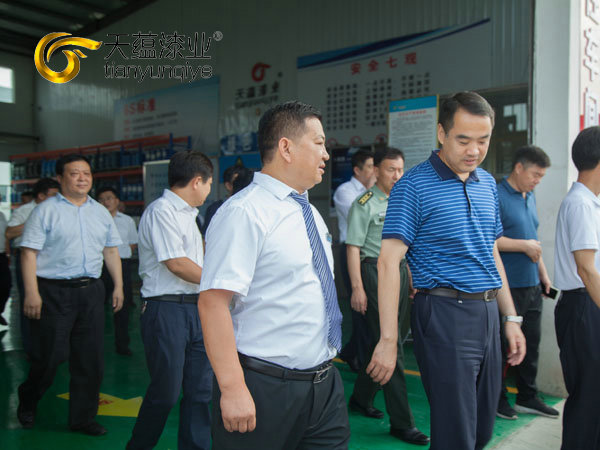 嘉祥縣縣委書記周生宏，視察天蘊(yùn)漆業(yè)公司