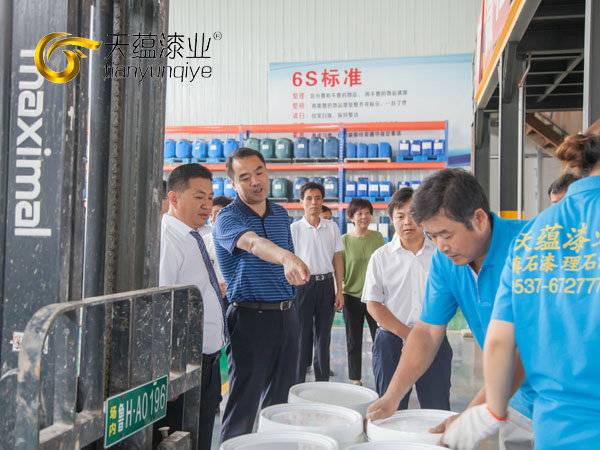 嘉祥縣縣委書記周生宏，視察天蘊(yùn)漆業(yè)公司