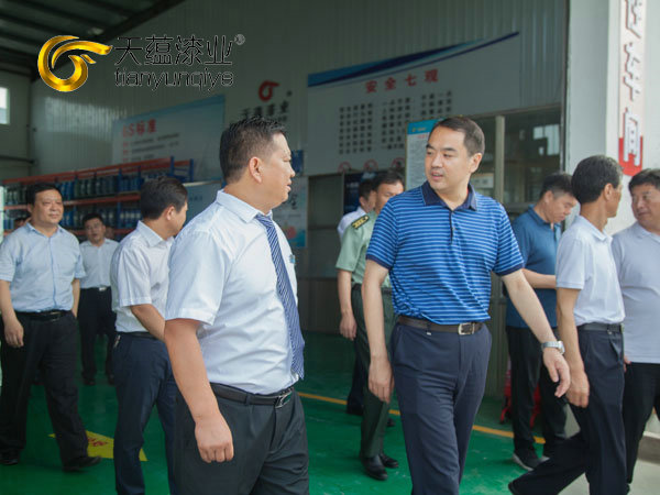 嘉祥縣縣委書記周生宏，視察天蘊(yùn)漆業(yè)公司