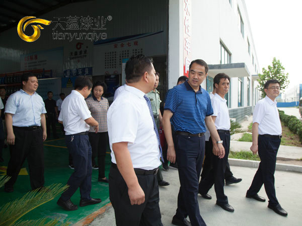 嘉祥縣縣委書記周生宏，視察天蘊(yùn)漆業(yè)公司