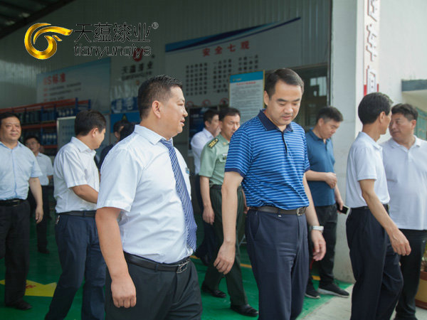 嘉祥縣縣委書記周生宏，視察天蘊(yùn)漆業(yè)公司