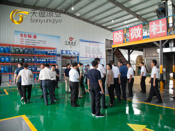 嘉祥縣縣委書記周生宏，視察天蘊(yùn)漆業(yè)公司