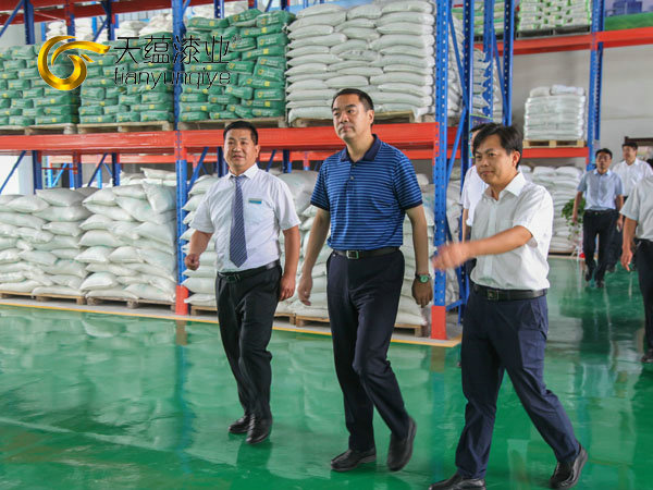 嘉祥縣縣委書記周生宏，視察天蘊(yùn)漆業(yè)公司