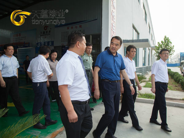 嘉祥縣縣委書記周生宏，視察天蘊(yùn)漆業(yè)公司