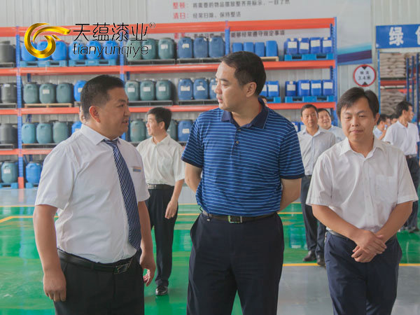 嘉祥縣縣委書記周生宏，視察天蘊(yùn)漆業(yè)公司
