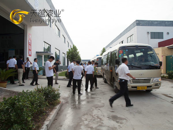 嘉祥縣縣委書記周生宏，視察天蘊(yùn)漆業(yè)公司