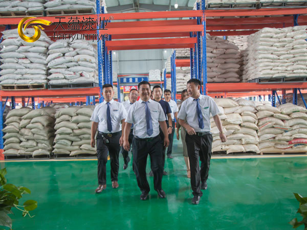 嘉祥縣縣委書記周生宏，視察天蘊(yùn)漆業(yè)公司