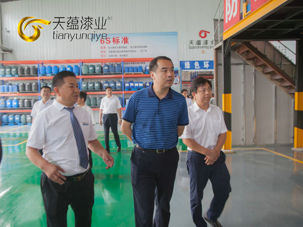 嘉祥縣縣委書記周生宏，視察天蘊(yùn)漆業(yè)公司