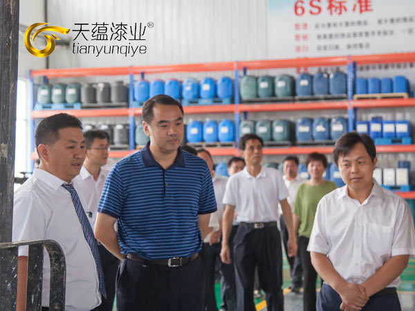 嘉祥縣縣委書記周生宏，視察天蘊(yùn)漆業(yè)公司