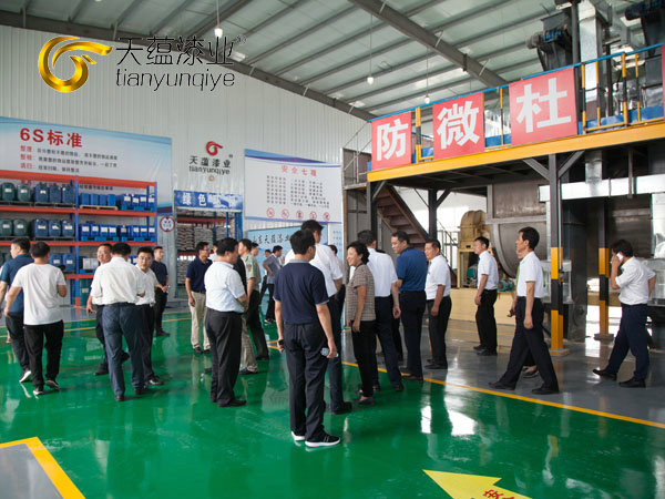 嘉祥縣縣委書記周生宏，視察天蘊(yùn)漆業(yè)公司